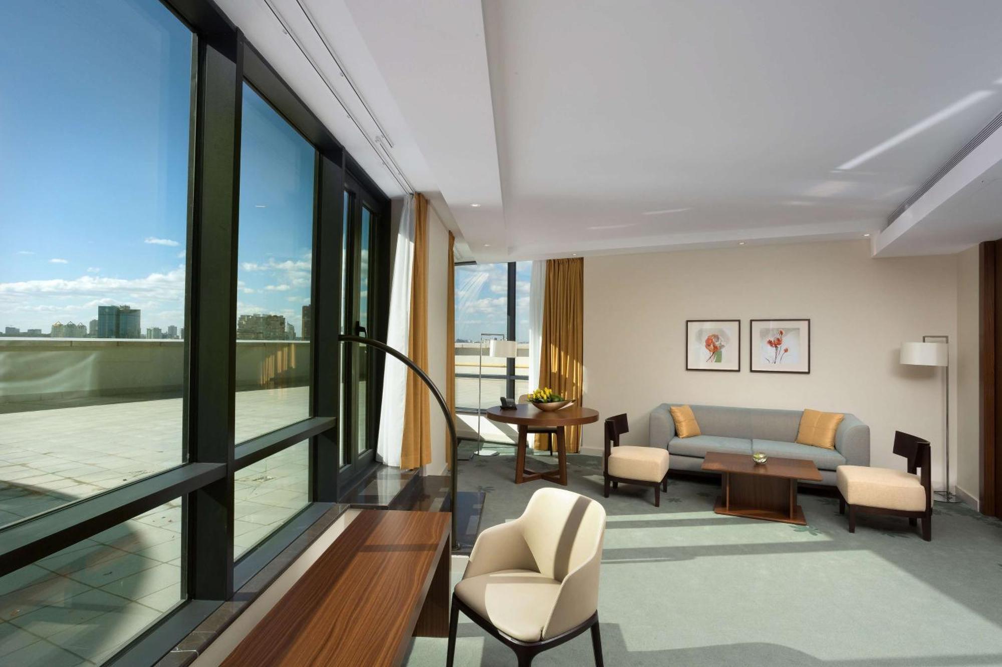 Hilton Kyiv Hotel Exterior foto